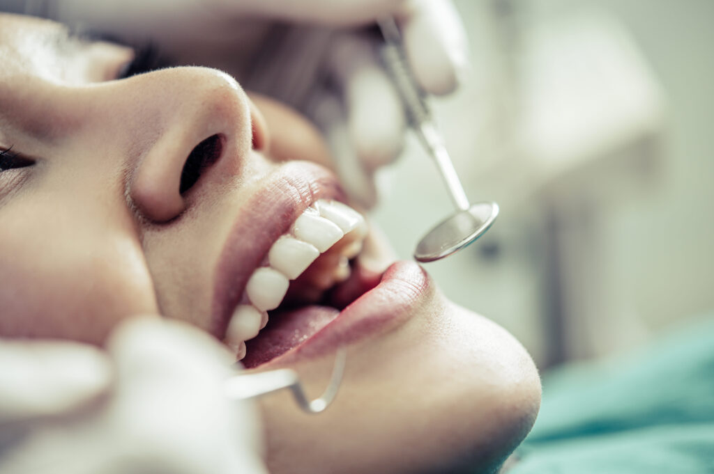 Jak przebiega wizyta kontrolna u stomatologa?
