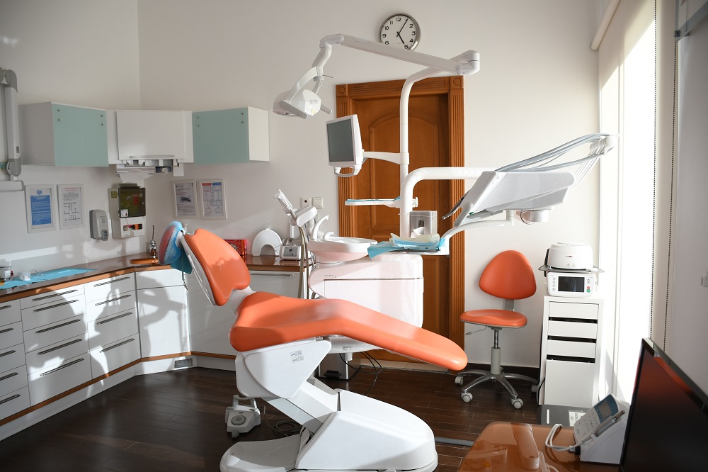 Co jest refundowane przez NFZ u stomatologa? — zakres usług stomatologicznych